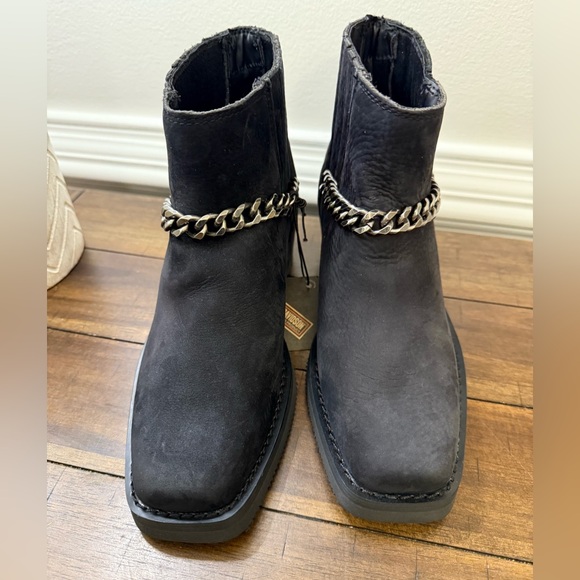 NEW HARLEY DAVISON WOMEN'S KORSEN CHAIN ANKLE
BOOT size 7.5 - Picture 12 of 14